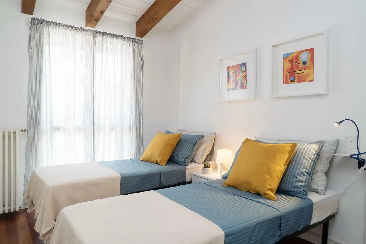 Large Apartment In Milan Center Italy